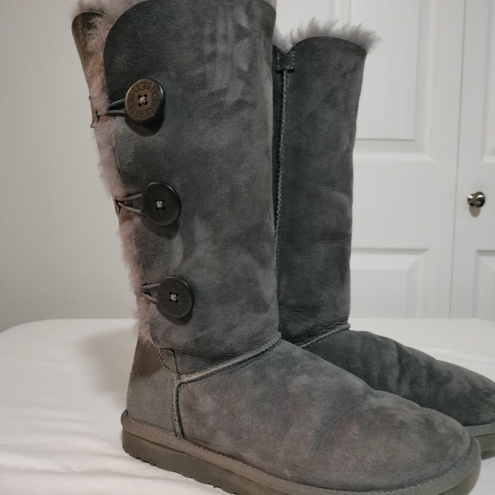UGG Bailey Button Triplet Boots Size 8